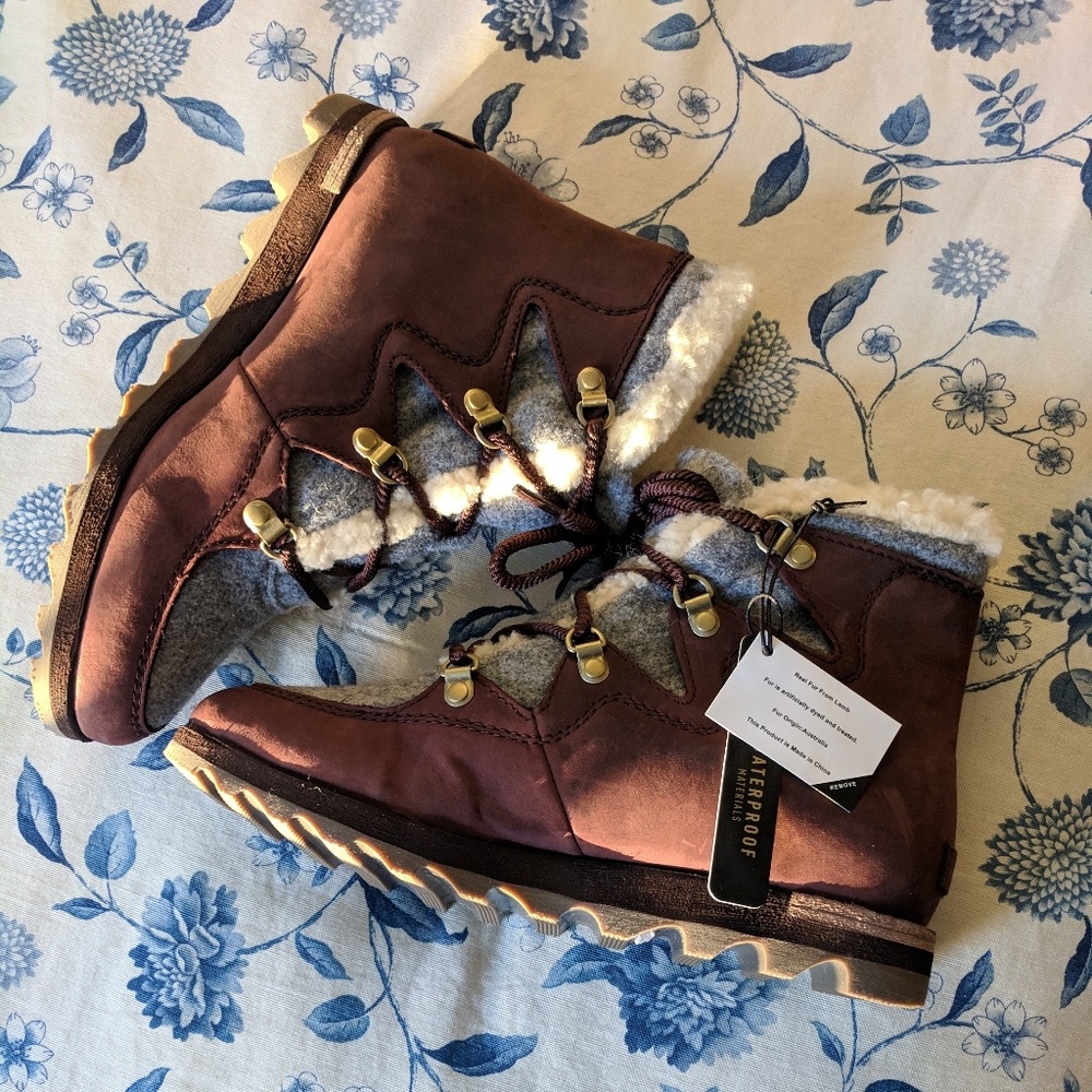 SOREL Women's Sneakchic Alpine Booties